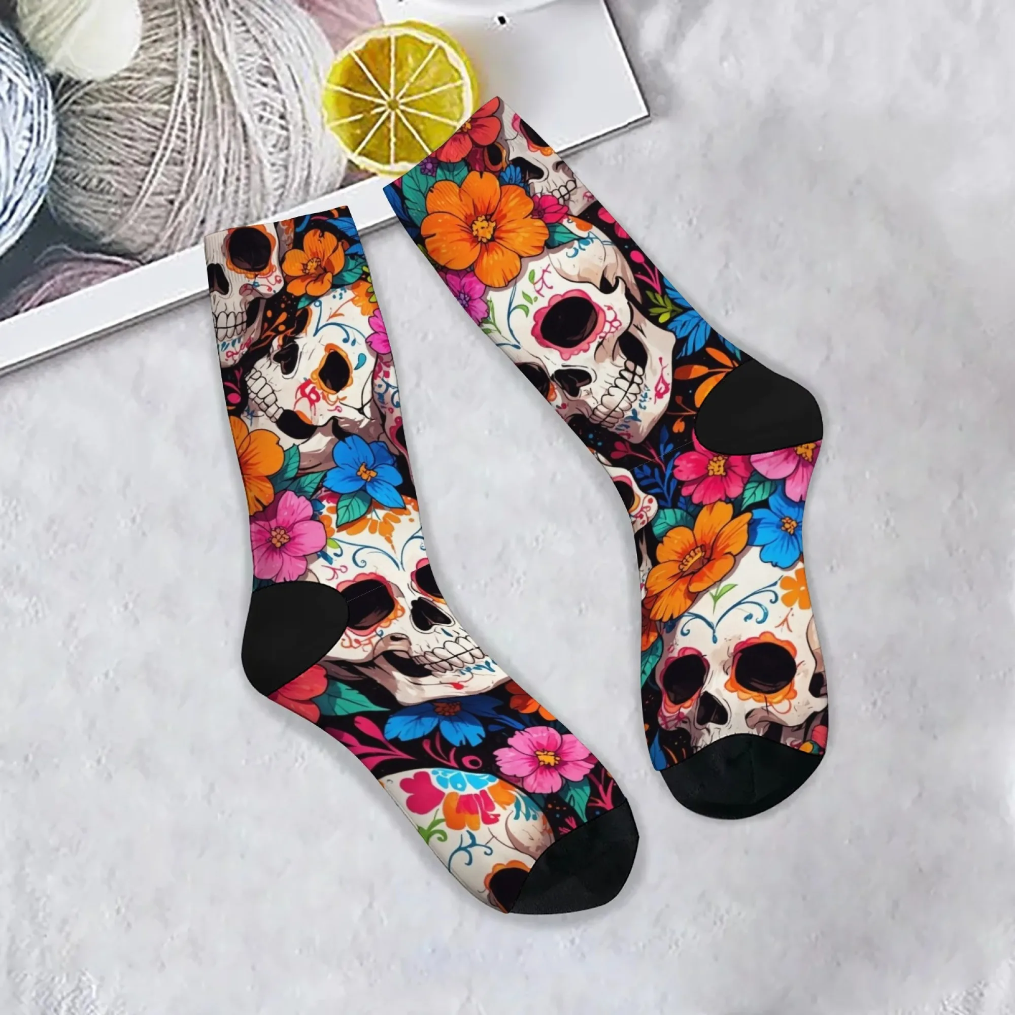 Crew-Socken im Day of The Dead-Stil mit bunten Totenkopf- und Blumenmustern. Geschenk für festliche Feiern und Kulturbijeenungen