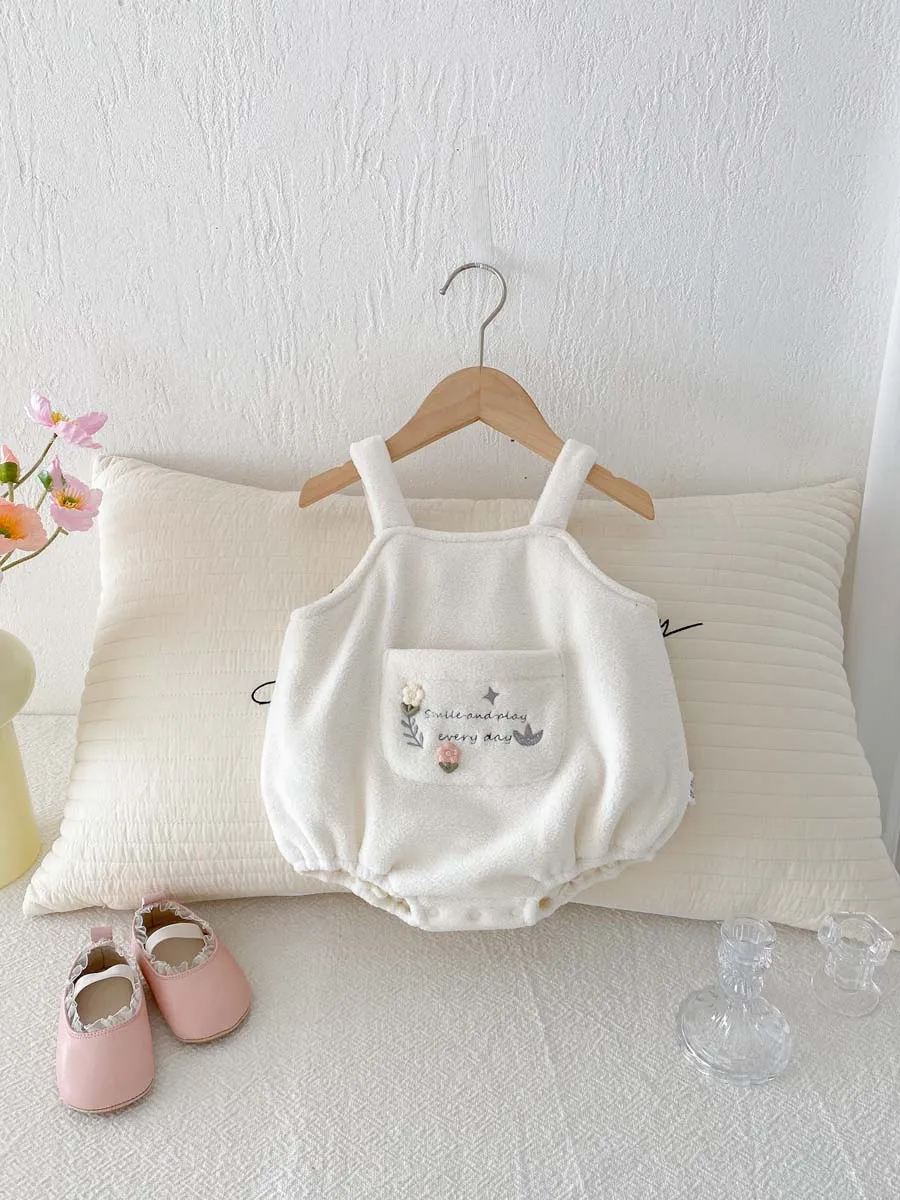 

Korean style autumn baby girl cute embroidered pocket strap jumpsuit, baby girl autumn versatile jumpsuit, very suitable for goi
