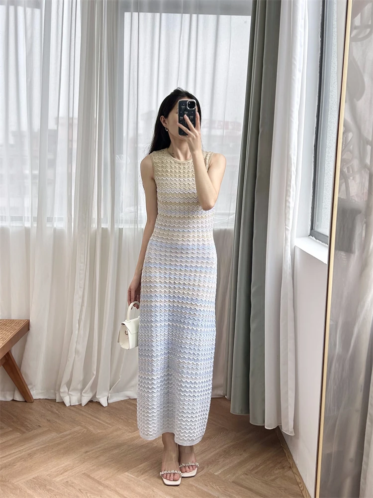 

SD Pure IULV2025 Summer New adient Color Wave Stripe Hollow round Ne Svel Knitted Dr Faionable Commute Sle