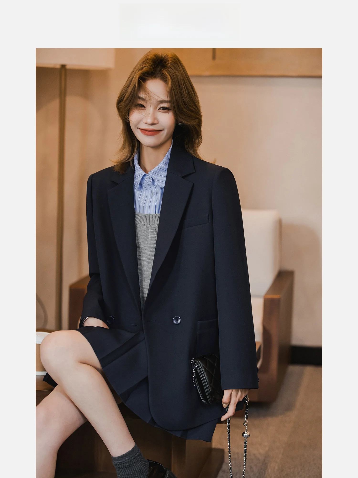 

Новый весенний женский пиджак-костюм с подплечниками из ткани «Криск» королевского синего цвета, с длинными рукавами, двубортный, стандартный крой