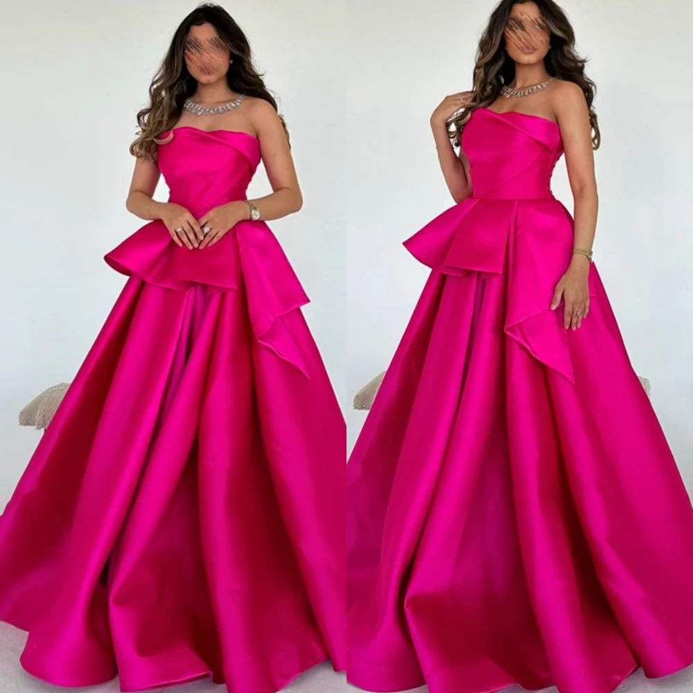 Maßgeschneidertes, trägerloses A-Linien-Abendkleid aus Satin. Anmutige Ballkleider. Exquisite bodenlange Kleider für besondere Anlässe