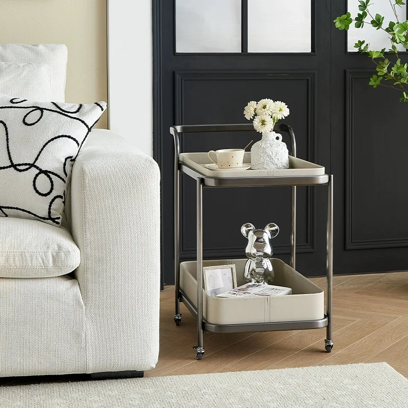 سرج فاخر خفيف من الجلد أريكة متنقلة بجانب عدد قليل من عربات وطاولة القهوة وغرفة المعيشة وزاوية المنزل وعدد قليل من طاولات بجانب السرير مع رف عجلة #3