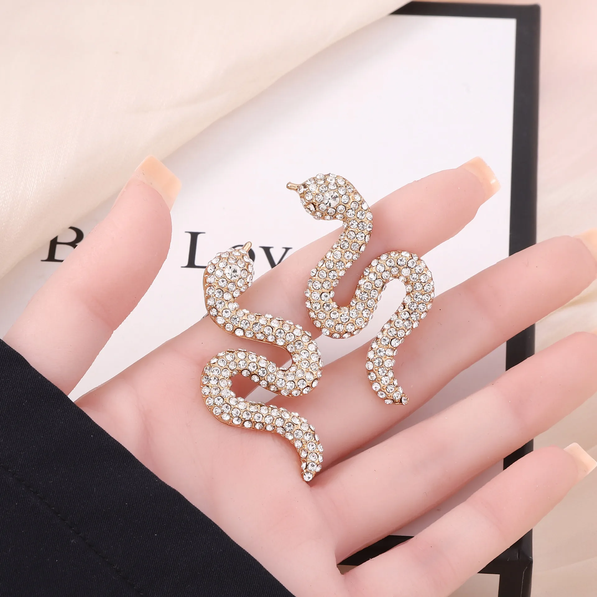 Wind bending hovering full of diamond white snake stud earrings, exaggerated fashion cold wind metal earrings
