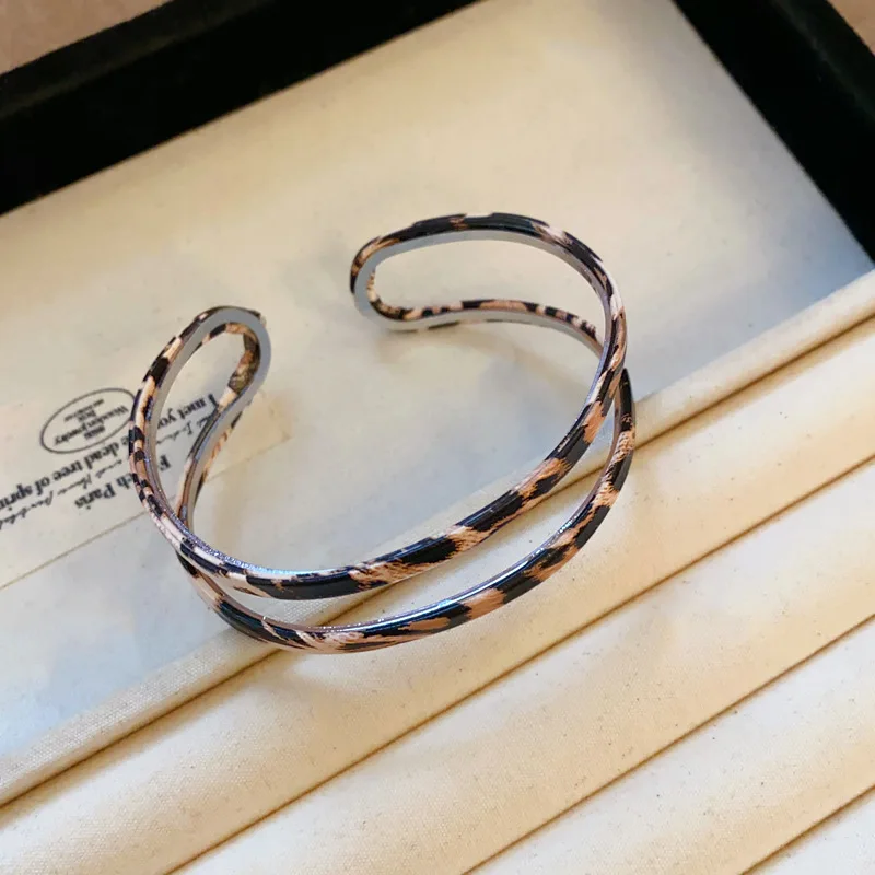 Bransoletka w panterkę, skręcana, plisowana, otwarta, retro, skórzana, w stylu etnicznym, personalizowana, niszowa, z charakterystycznym designem, ozdoba na rękę.