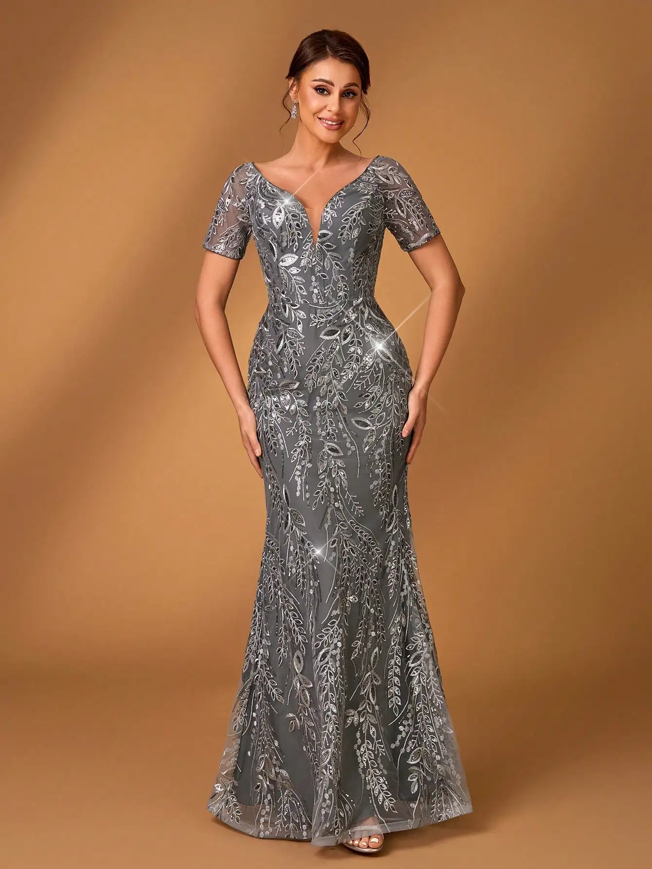 

Элегантное серое платье-русалка с вышивкой пайетками, V-образным вырезом и короткими рукавами для вечерних мероприятий