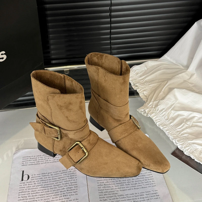 

Женские модельные ботинки на массивном каблуке и платформе до щиколотки