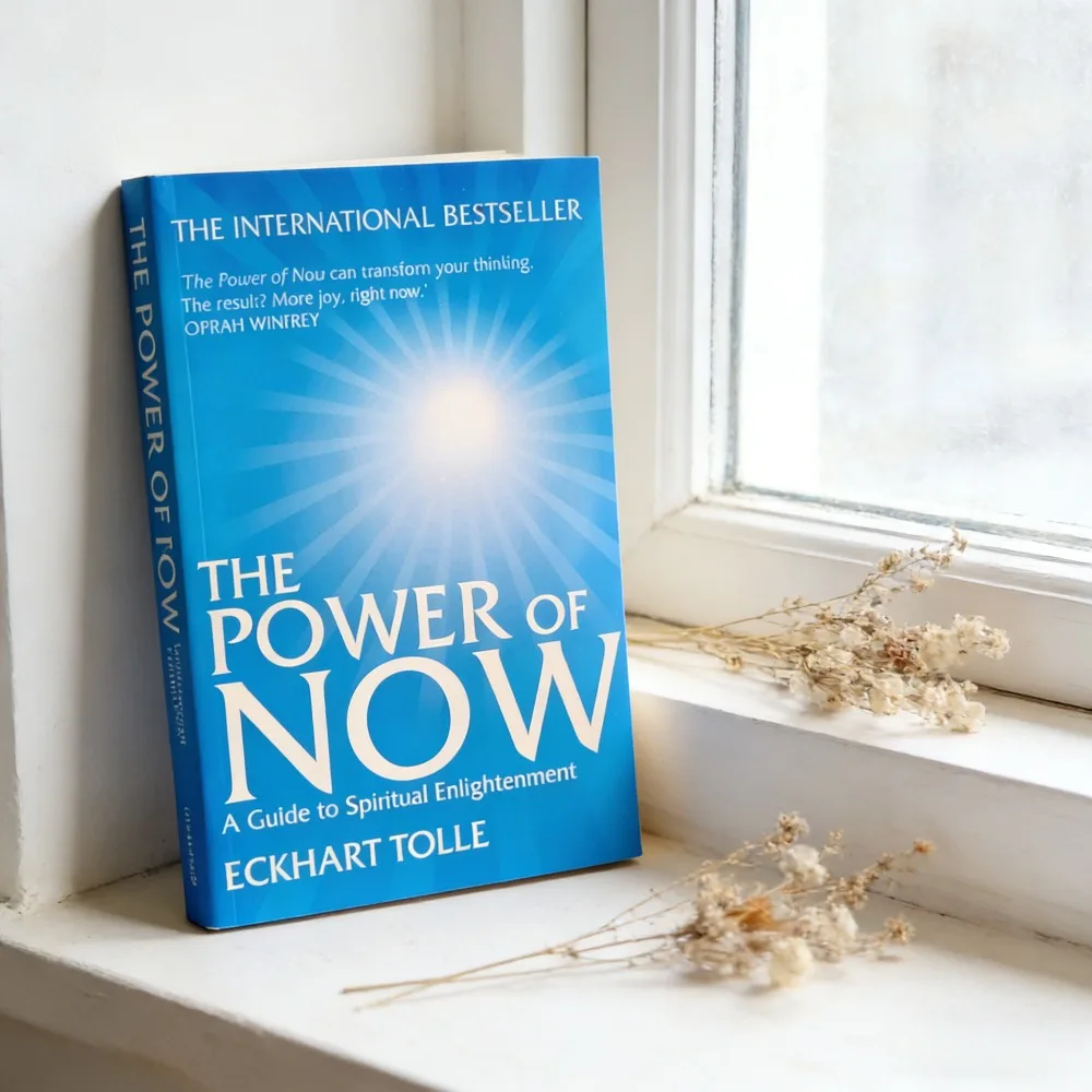 

Сила настоящего момента. Английское издание в мягкой обложке. Экхарт Толле. Руководство по духовному просветлению. Осознанность. Жизнь в настоящем.