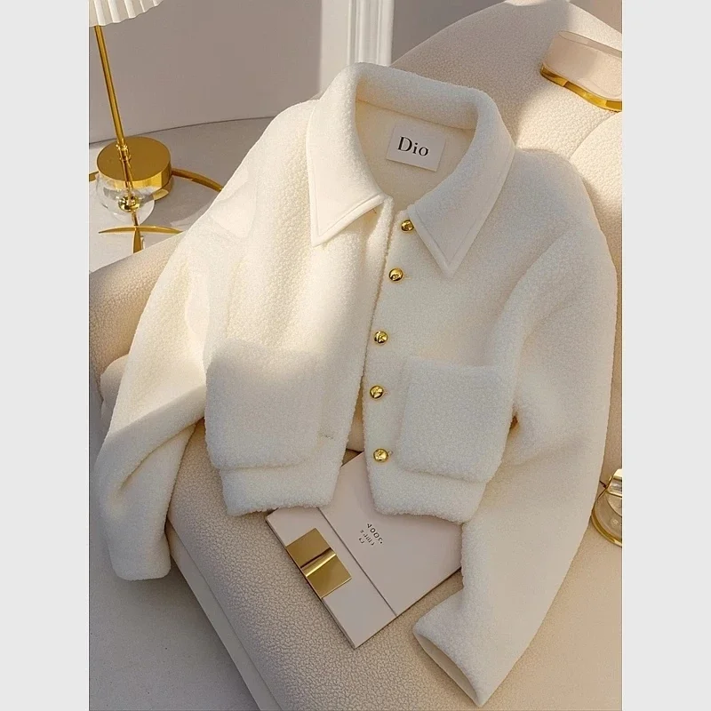 

White lambswool coat women's autumn/winter top2025 new one-piece padded warm high-grade jacket long sleeves short Casual Outwear