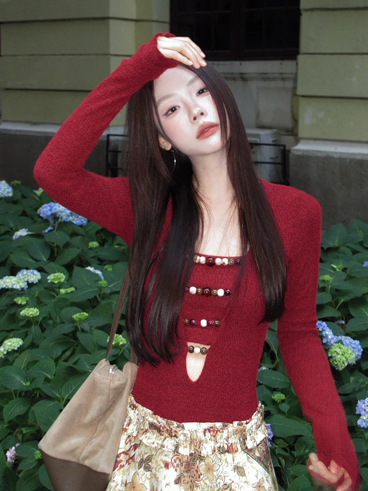 

Красный вязаный комплект из двух предметов: облегающий топ-бандо с V-образным вырезом и бисером, и мягкий вязаный жилет для осени и зимы, с эффектом утягивания и сексуальности.