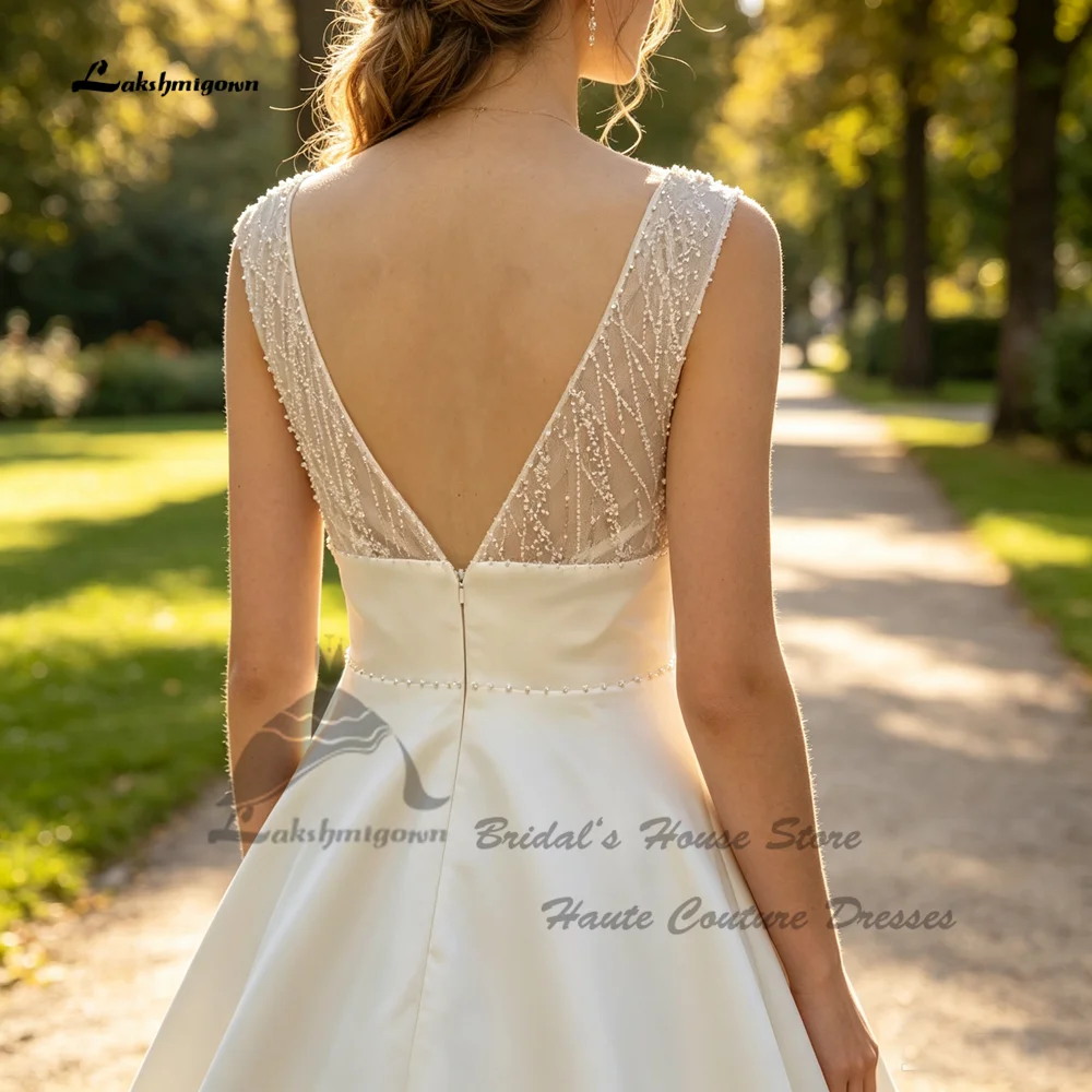 Lakshmigown Minimalistisches A-Linien-Brautkleid aus Satin 2027, schlichte Hochzeitskleider mit Perlen und Taschen, V-Ausschnitt, Perlenbesatz am Oberteil, maßgefertigt – Detail 5