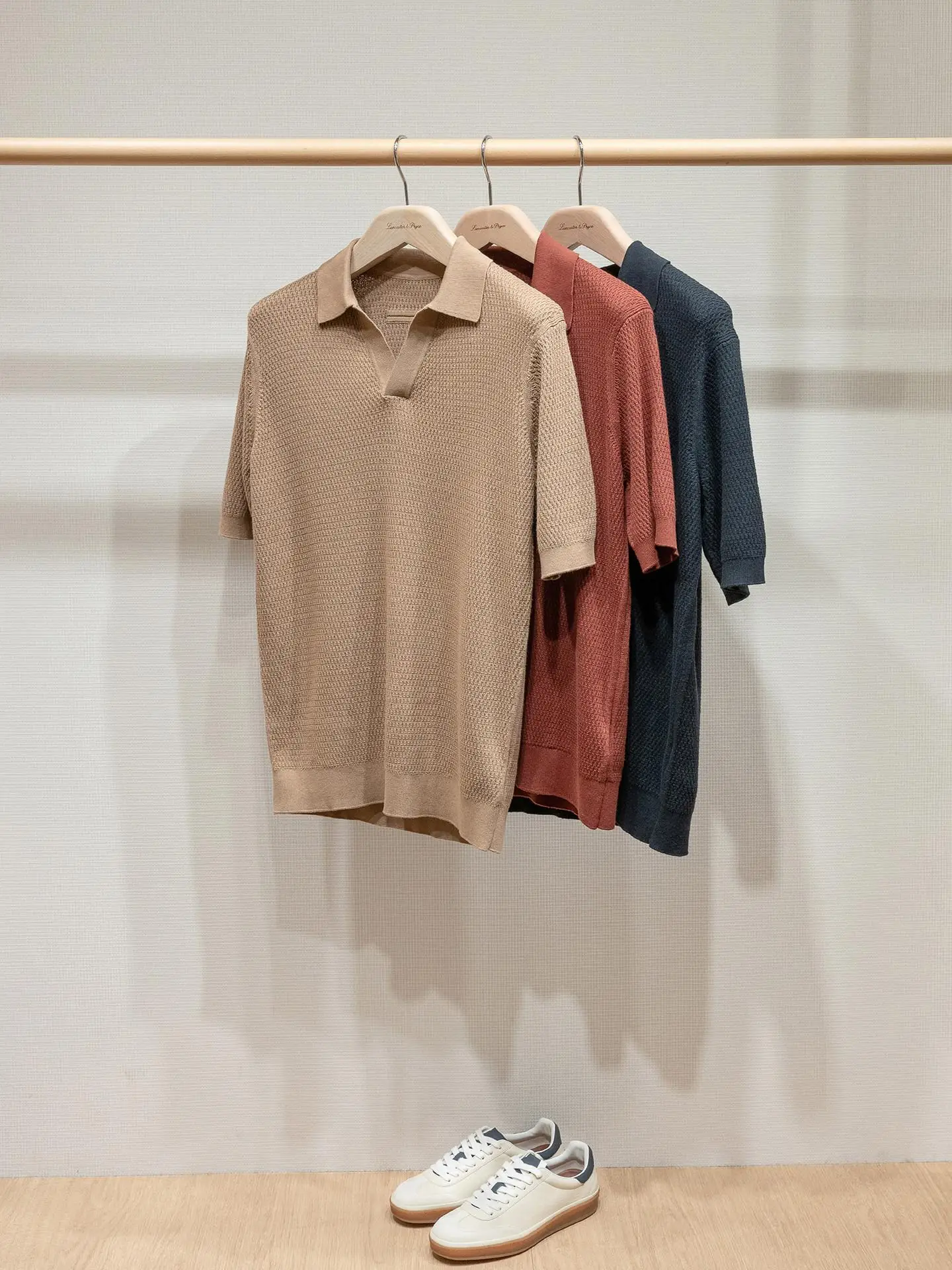 Casual and versatile light luxury style ribbed knitted short sleeved polo shirt with a flip