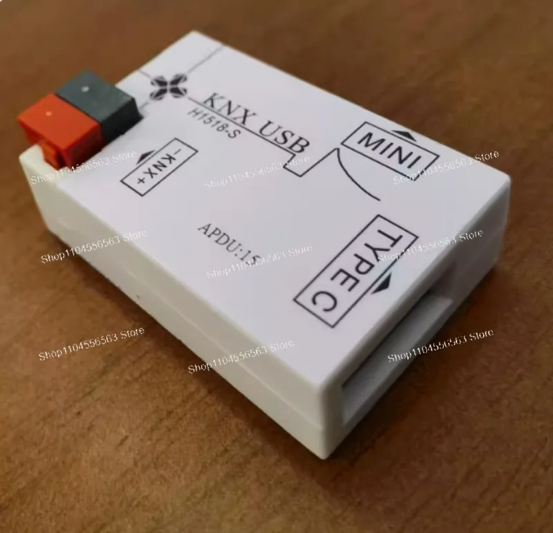 

USB-интерфейсный адаптер для загрузки данных имеет два типа USB-портов: Type C и micro USB.