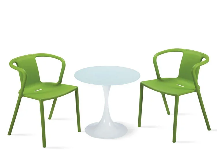 Sedia da pranzo in plastica modellata