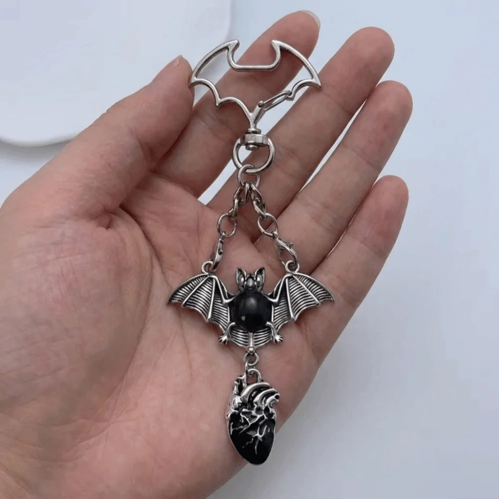 Retro Exaggerated Bat Keychain Enamel Vintage Gothic Bag Pendant Dark Style Unique Halloween Charm Party