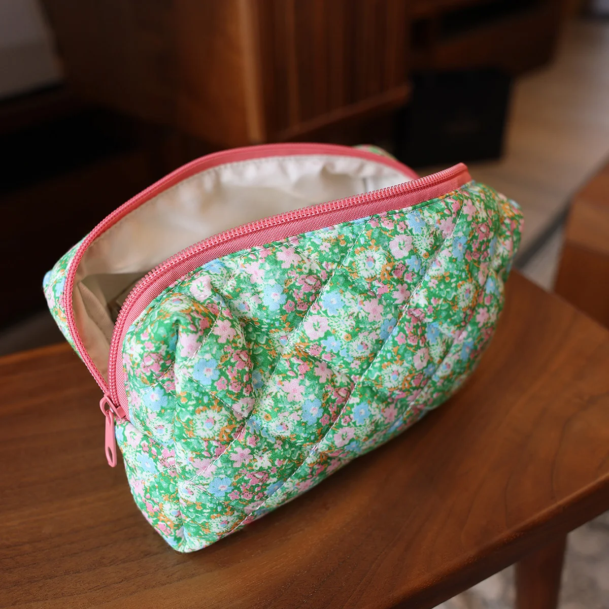 Floral Patterned Medium-sized Cosmetic Bag For Skincare Products Portable Travel Organizer Makeup Bag Small items storage bag