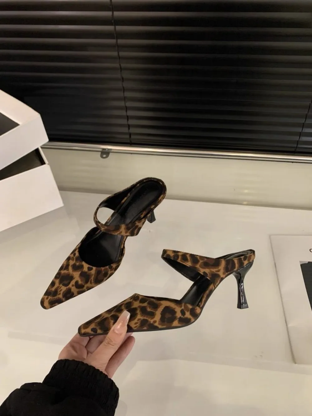 Französische Retro-Damen-Pantoletten mit offener Spitze, spitze Wildleder-High-Heels, elegante Halbschuhe, schlichte neue geschlossene Halbpantoffeln 2026 – Detail 2