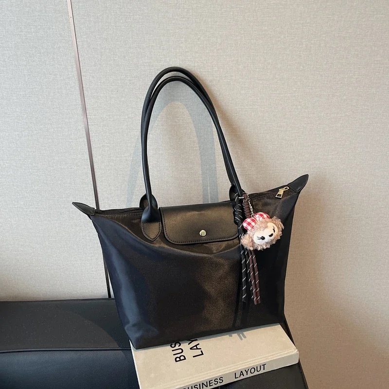 

Просторная сумка-мессенджер — водонепроницаемая нейлоновая сумка с кожаными акцентами и минималистичным городским уличным стилем