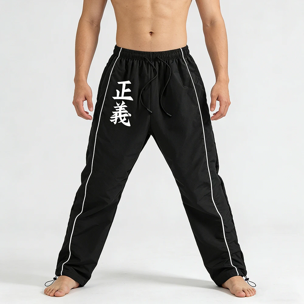 Herren-Sporthose in Schwarz mit chinesischem Schriftzug „Gerechtigkeit“ und weißen Seitenstreifen, Kordelzug, lässige, locker sitzende Hose – Detail 3