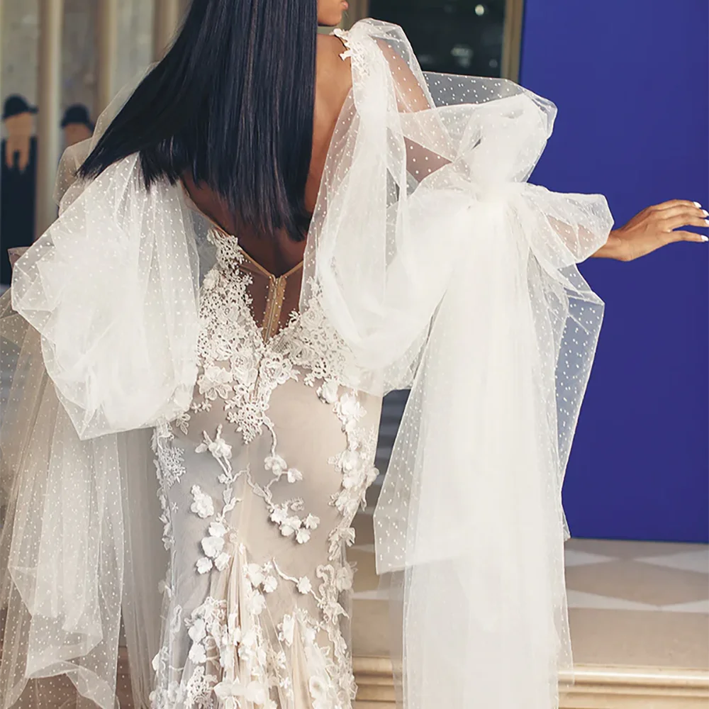 ชุดแต่งงานเจ้าสาวแบบมีจีบผ้าทูลล์ปักลายดอกไม้ คอวี ดีไซน์หรูหรา โชว์หลัง สามารถสั่งตัดได้