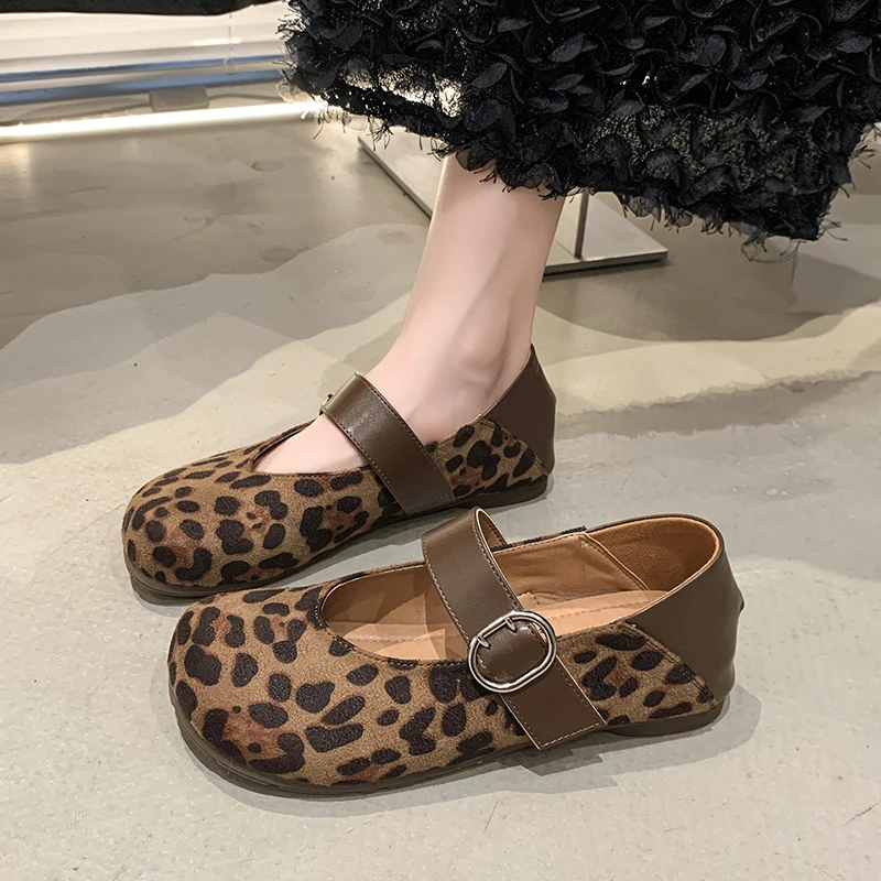 أحذية نسائية للربيع والخريف موضة جديدة غير رسمية بكعب منخفض 2025 تصميم بإبزيم للمشي أحذية مريحة Жensku Оbuvire