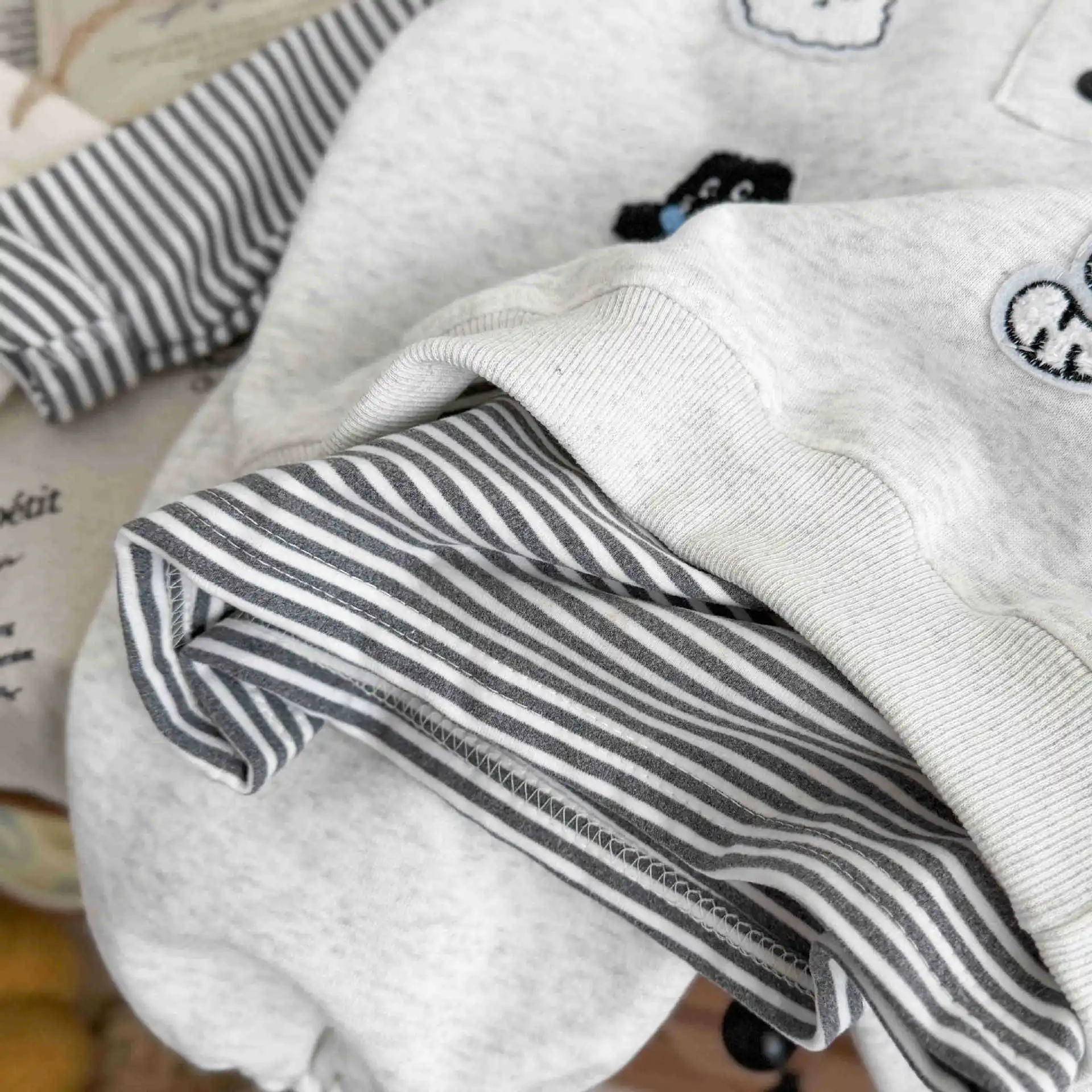 2026 Neue Herbst-Babykleidungssets für Jungen und Mädchen, niedliche Cartoon-Patch-Weste mit Kapuze + gestreiftes Langarm-Oberteil + Hose, 3-teiliges lässiges Kinder-Outfit – Detail 8