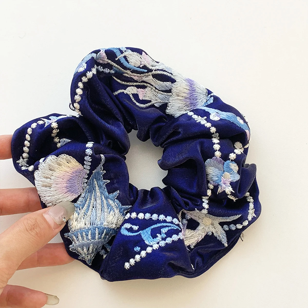 Luxuriöse chinesische High-End-Haargummis mit Stickerei aus der Ozean-Serie für Damen – Exquisite bedruckte Haarbänder im Darm-Design – Detail 3