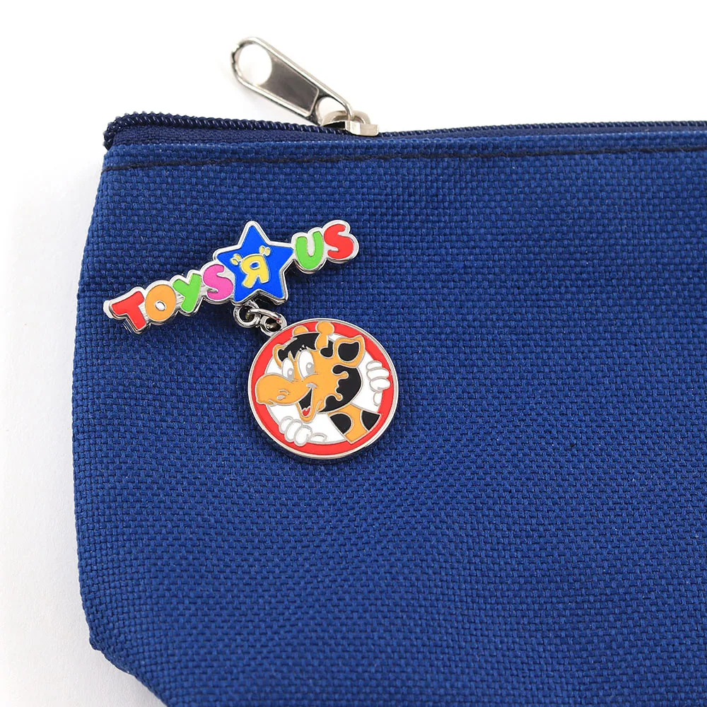 Lustige Retro-Spielzeugladen-Emaille-Pins, Niedliche Cartoon-Giraffe mit Hängendem Buchstabenschild, Nostalgische Kinder-Abzeichen, Rucksack-Anstecknadel – Detail 5