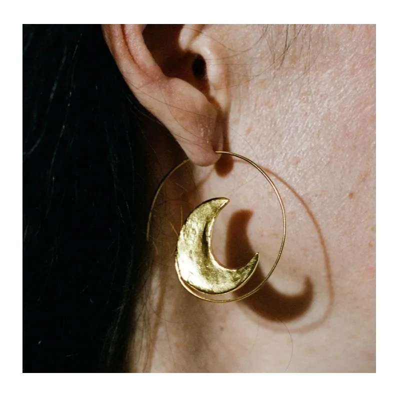 

Niche Designer Models, Sun and Moon Asymmetric Plain Circle Women's Earrings, Personalized High-end Sense, Versatile Stud Earrin