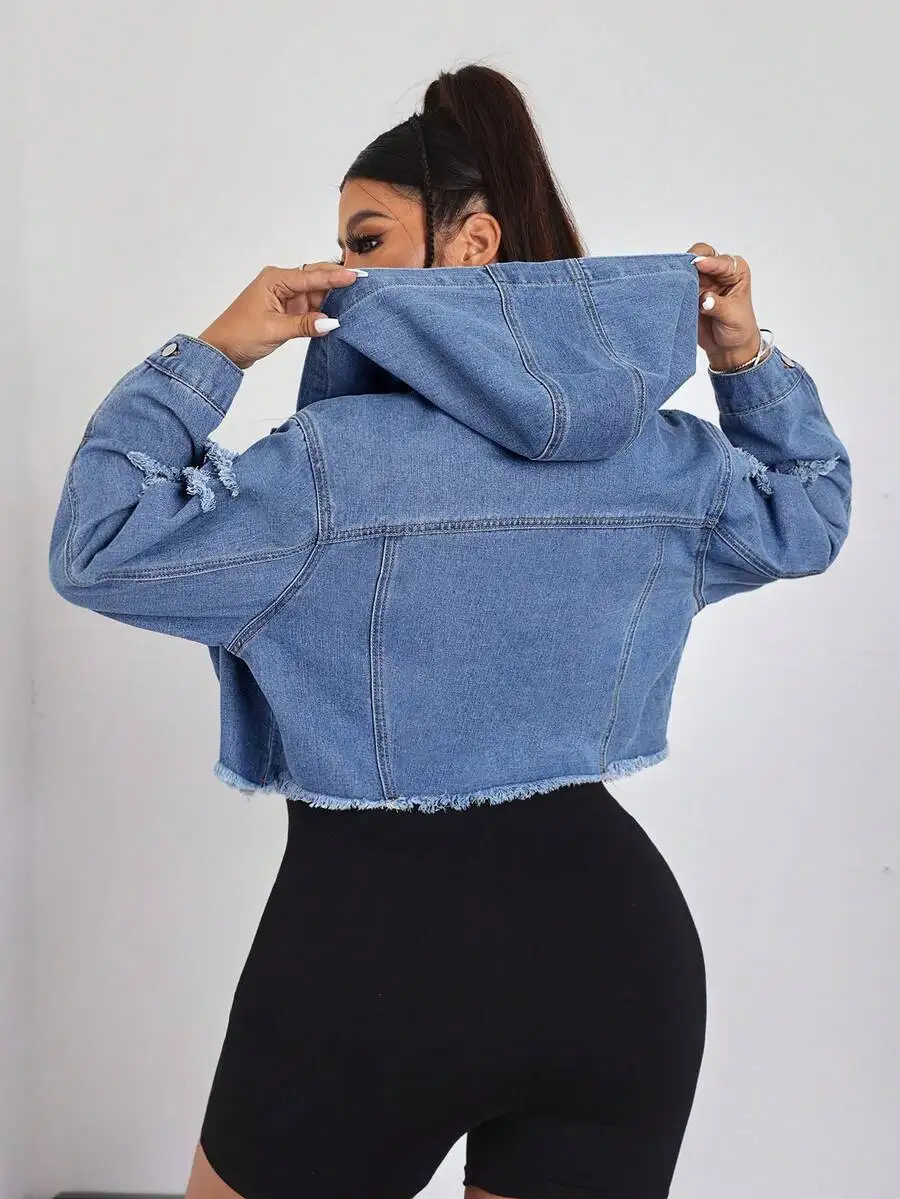 

Женская укороченная джинсовая куртка с капюшоном и рваным подолом