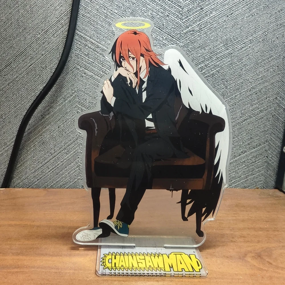 أحدث حامل أكريليك كبير من Chainsaw Man يجلس على أريكة، شخصية أنيمي، عرض مكتب، هدية قابلة للجمع لمحبيها