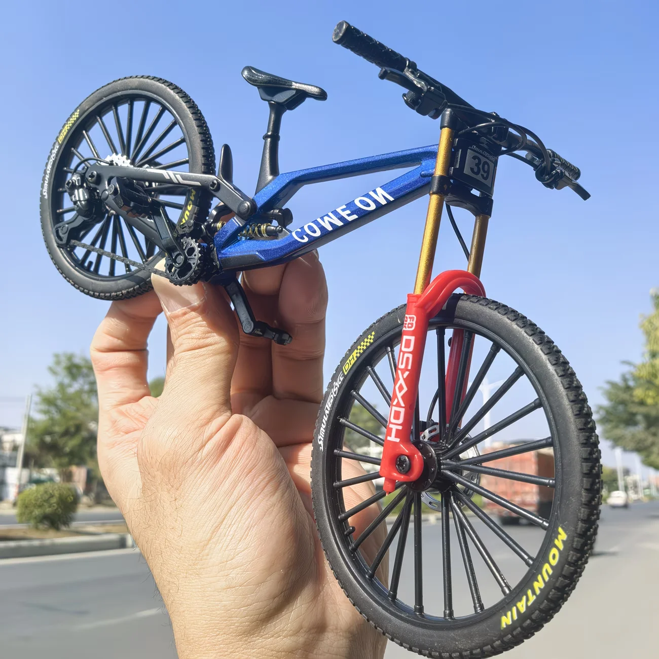 1:8 Alloy Downhill Mountain Bike Model Ornament, Realistic Collectible Desk Decor With Display Base, Gift For Cycling Lovers