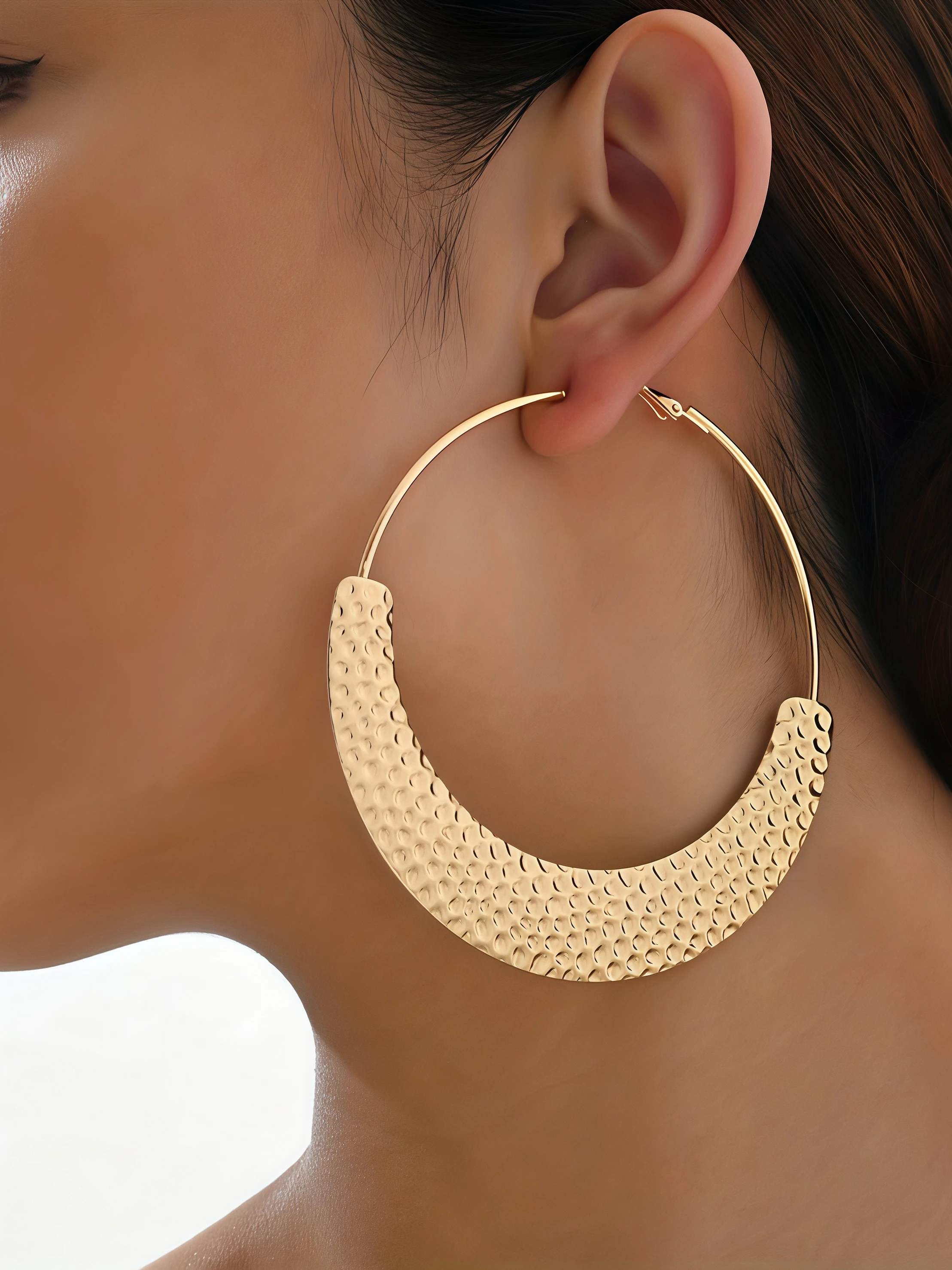 Fashionable Ladies' Pair of Ring-Shaped Earrings Geometric round Metal Circle Hammered Fan Design Accessory Ear Hoops