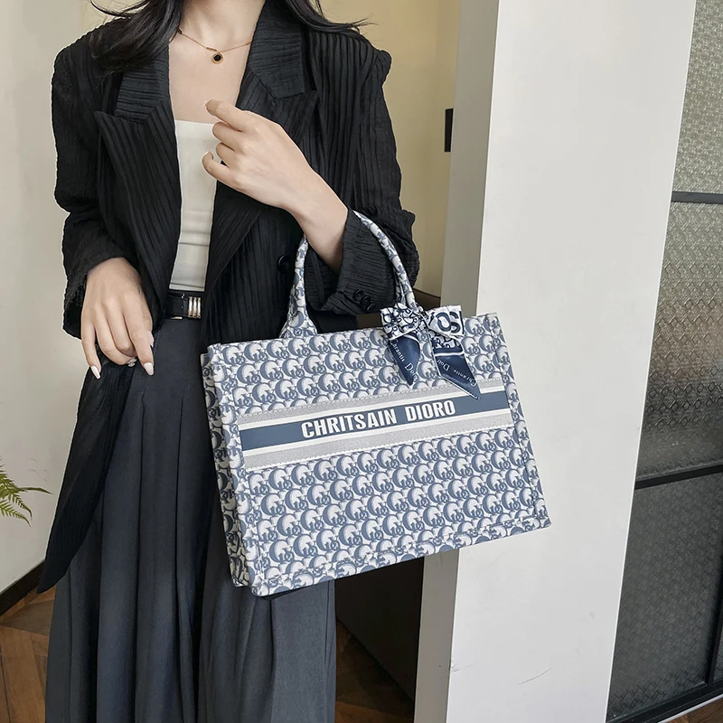 

Sweet Versatile Crossbody Bag - Unique Niche Trendy High-End Exquisite Design Suits Women's Retro Casual Fashionable Looks