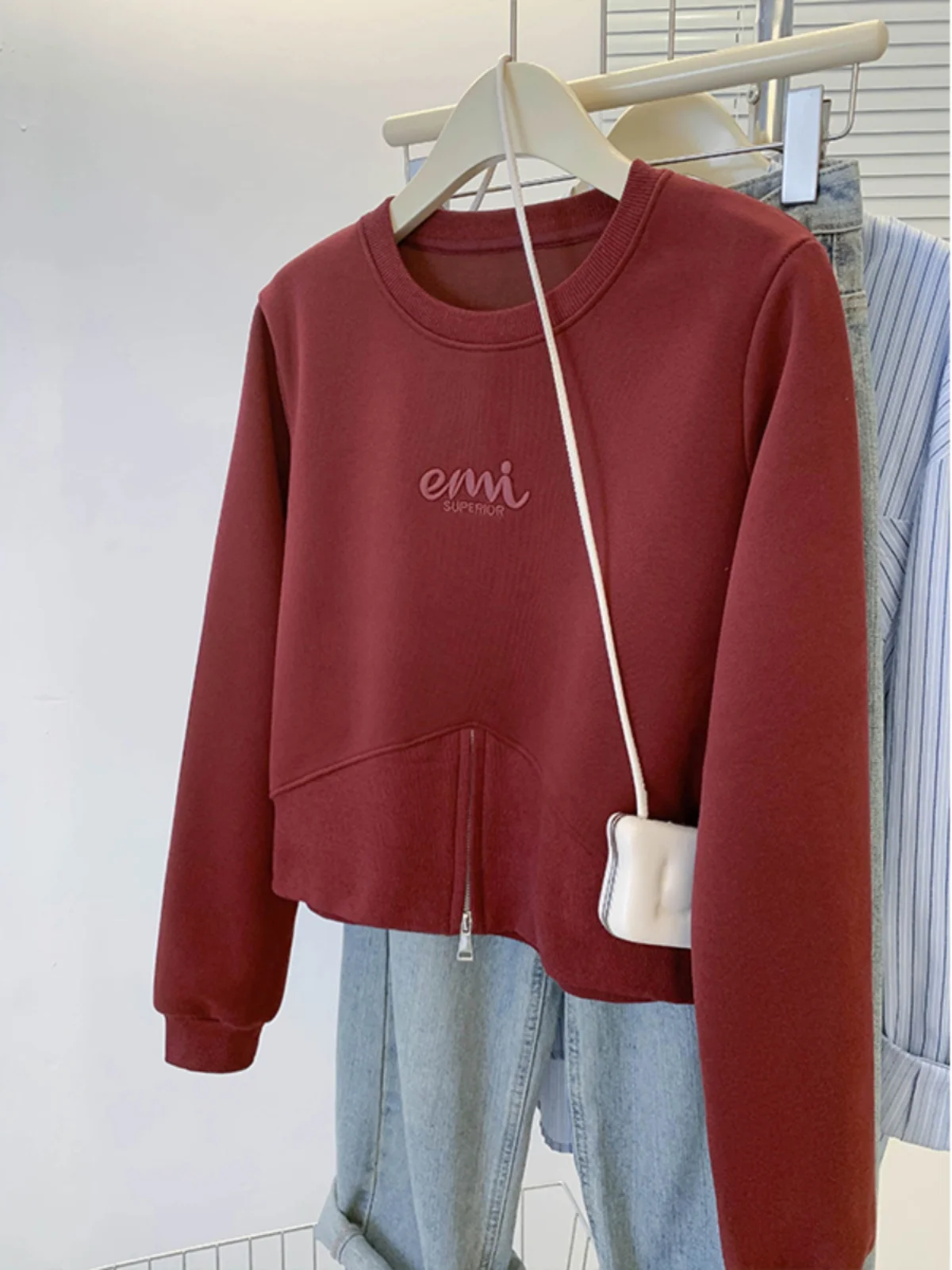 Felpa Rossa Rotonda con Cappuccio da Donna, Top Alla Moda con Zip Snellente, Novità Autunno Inverno, Comoda in Poliestere a Maniche Lunghe...