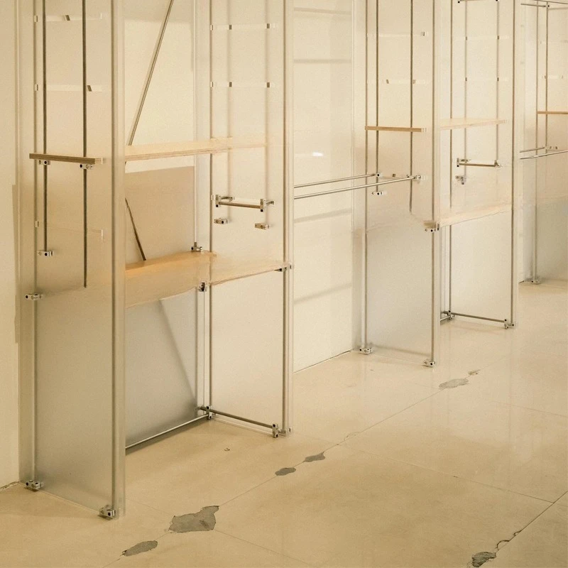 Rak pajang lantai toko pakaian baru yang kreatif, rak lantai papan laut sumbu optik, etalase tas sepatu akrilik