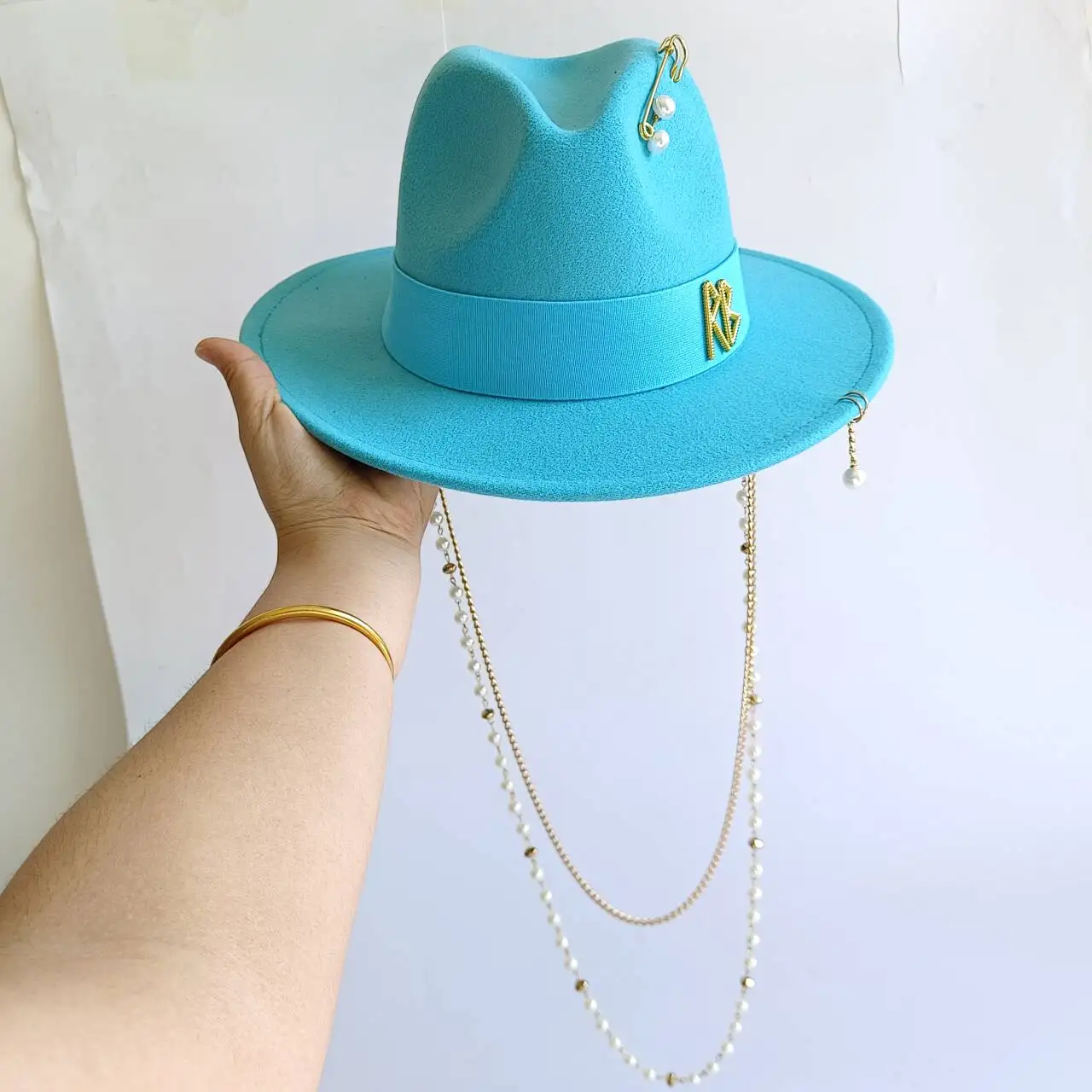 

Шляпа Fedora Jazz с ремешком-цепочкой, осенне-зимняя классическая панамская шляпа в стиле панк, оптовая продажа, шляпа с широкими полями шапка женская