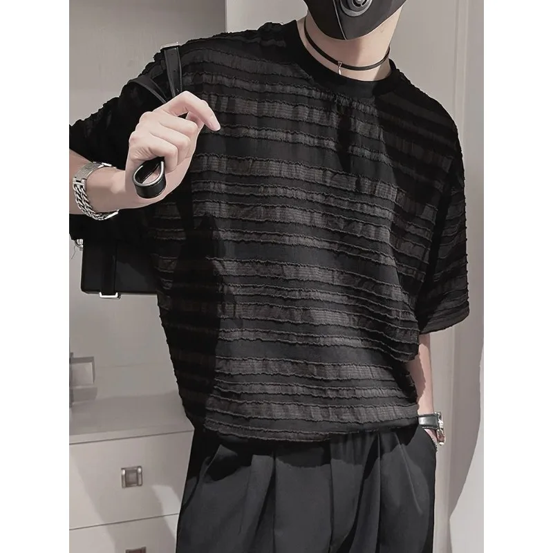 

Лето 2022, атмосферный наряд, новые товары, крутая дышащая мужская полосатая футболка с короткими рукавами и полосатым стилистом, тренд для пляжных путешествий