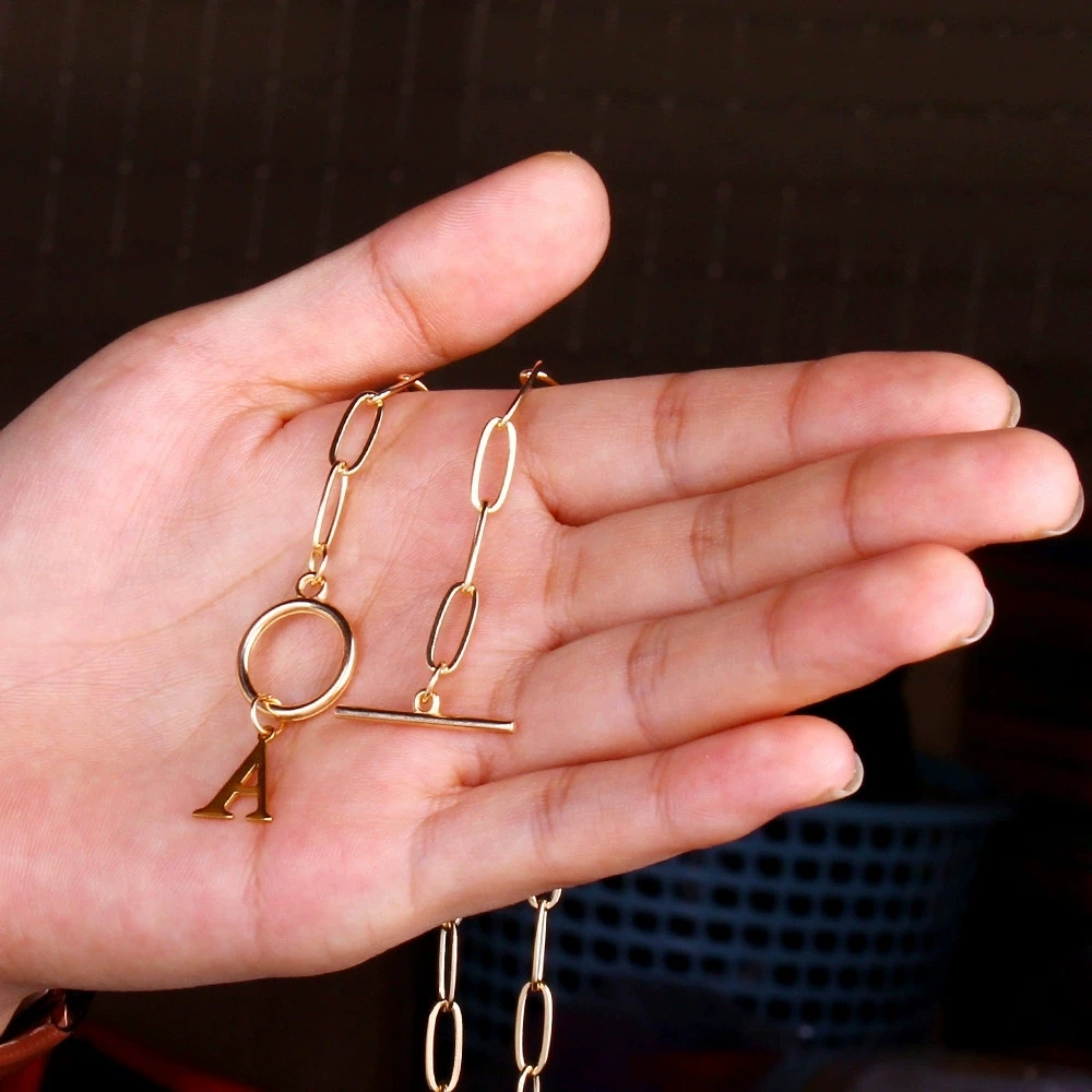 قلادة أولية بحروف إنجليزية مطلية بالذهب عيار 18 قيراط من الفولاذ المقاوم للصدأ بمشبك ورق على شكل سلسلة للنساء