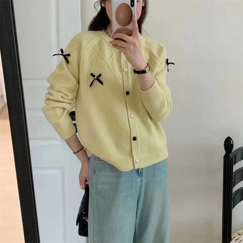 

Autumn and Winter New Soft Round Neck Unique Bow Pearl Single-breasted Sweater Joker Small Cardigan for Women