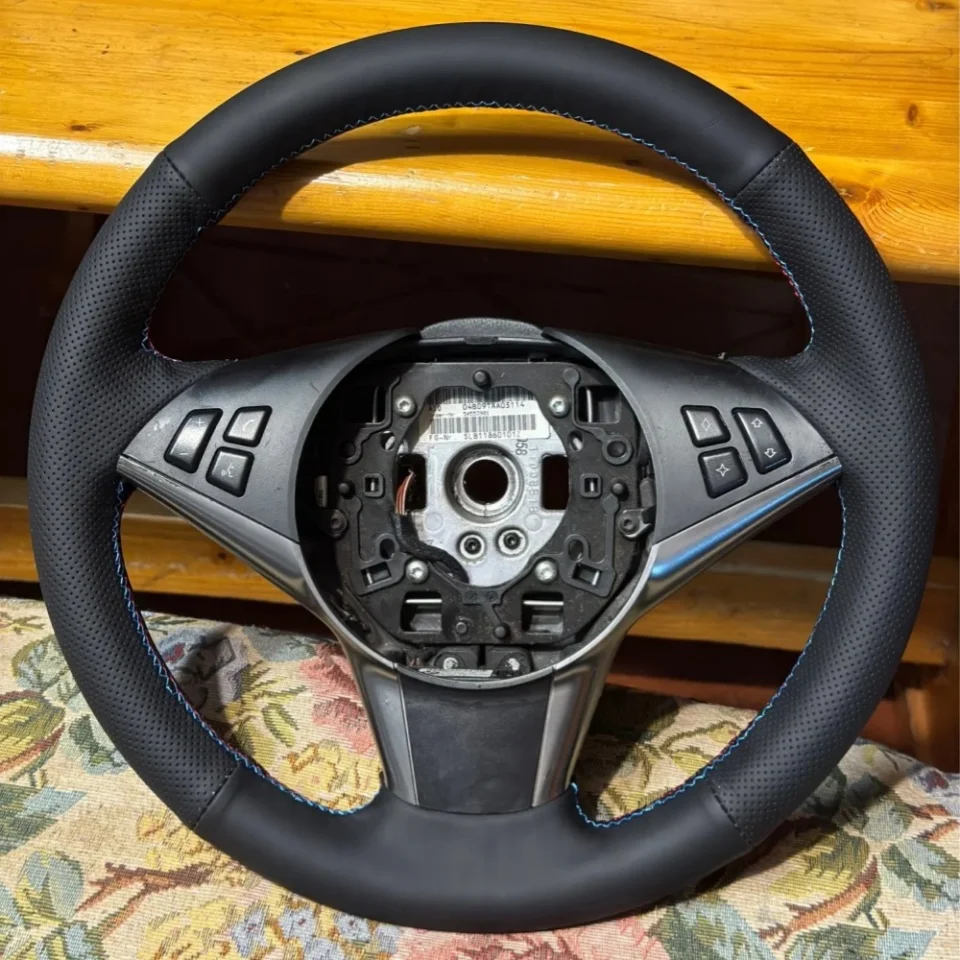 Handgenähter perforierter Mikrofaser-Leder-Lenkradbezug für BMW E60, E61, 530d, 545i, 550i, E63, E64, 630i, 645Ci, 650i – Detail 1