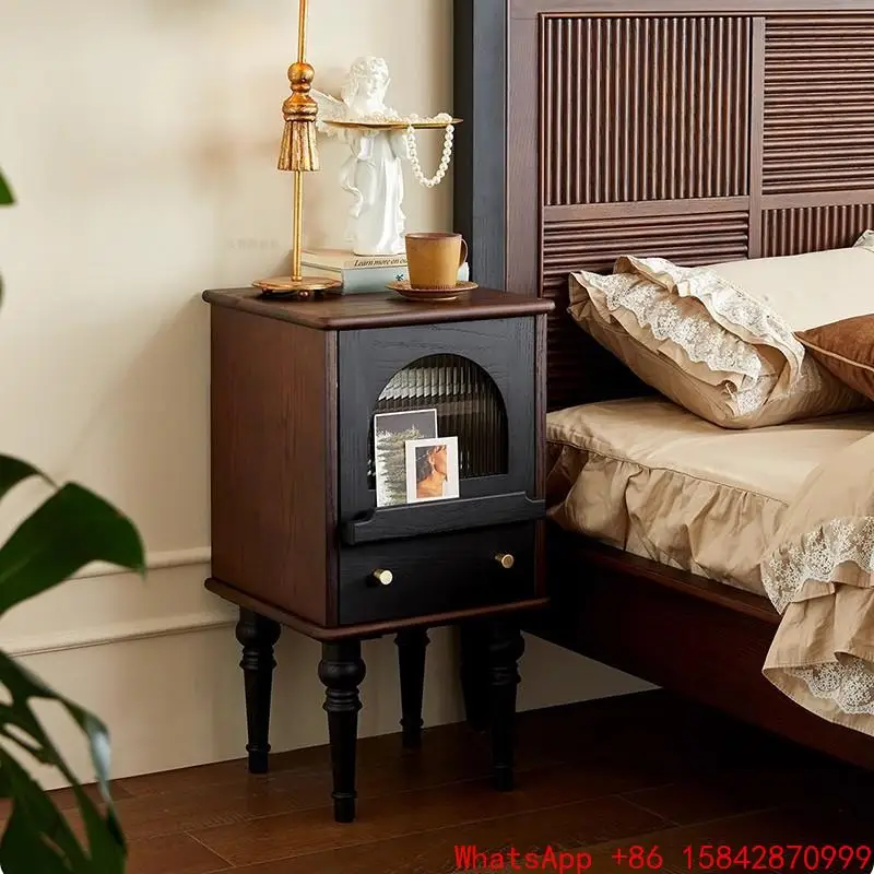خزانة بجانب السرير من الخشب الصلب الفرنسي القديم بجانب السرير وغرفة النوم الصغيرة