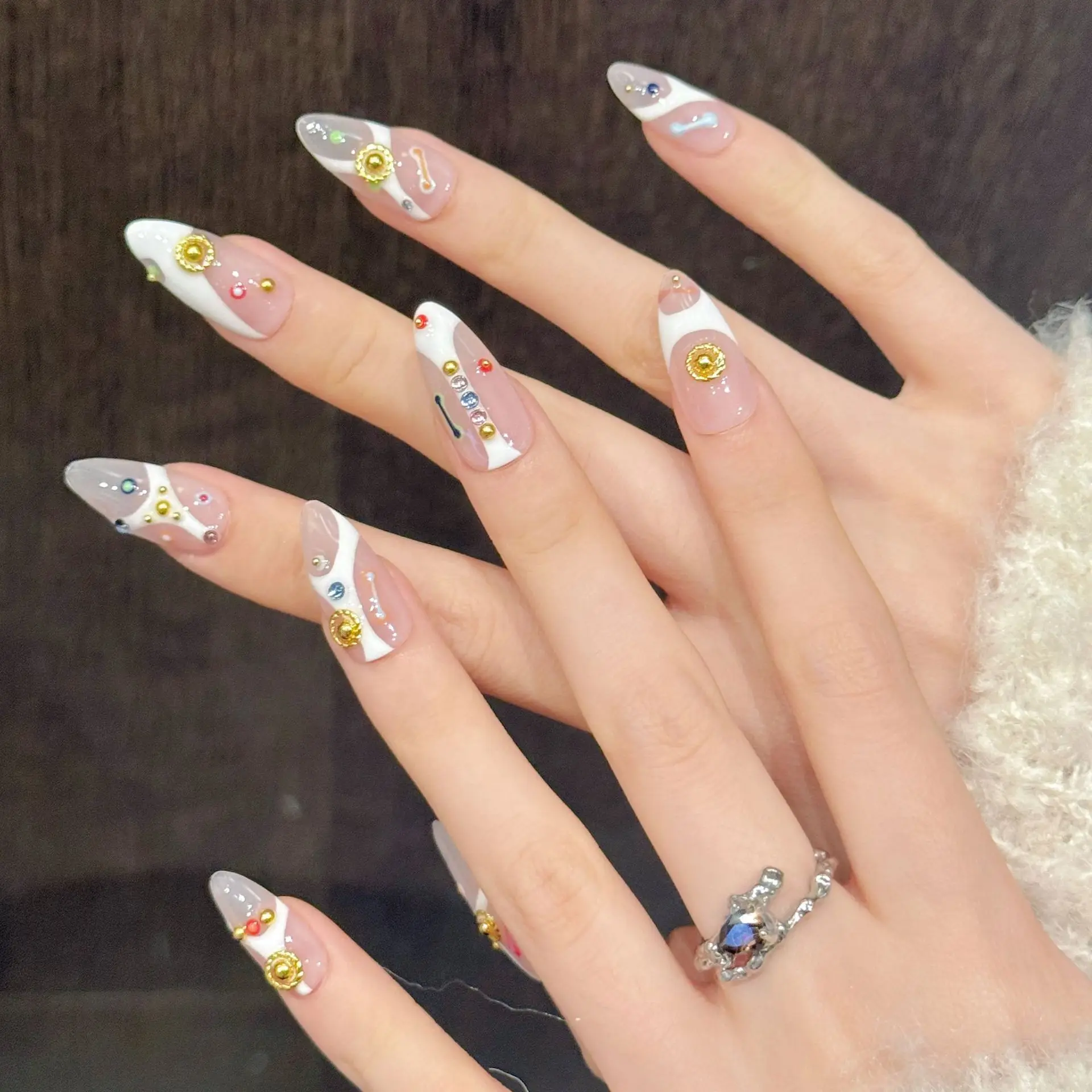 10 個バロックピンク透明ラインストーンシンプルライン付け爪女性用エレガントで華やかな付け爪 4 ピースツールタブ付き