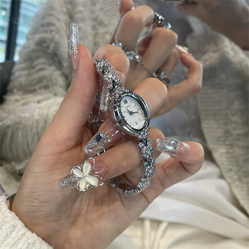 Klein en voortreffelijk smaragdgroen dameshorloge artistiek en elegant een nieuw dameshorloge in 2025-stijl, hoogwaardig luxe polshorloge