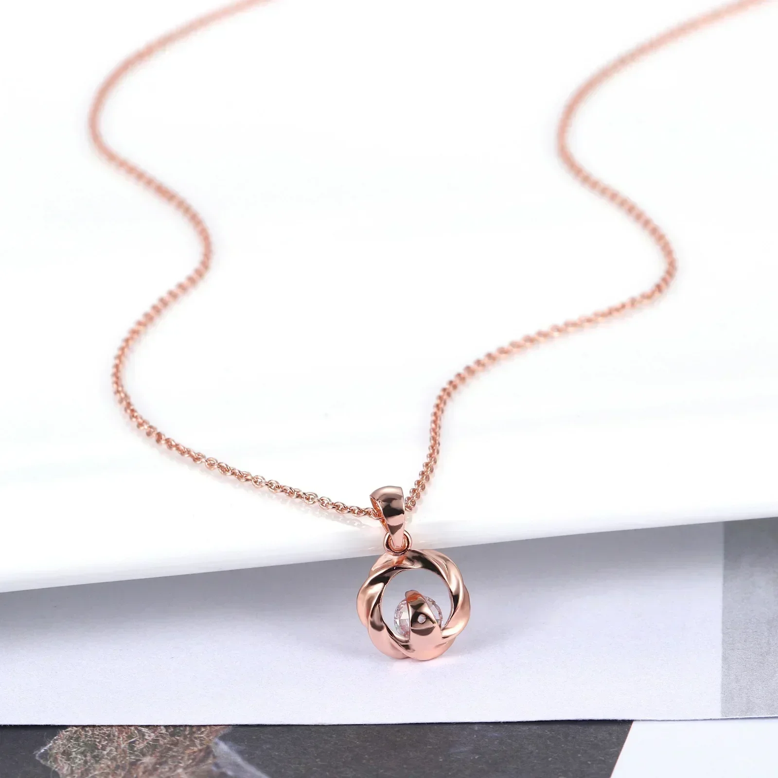 Ins Style Simple Fashion Rose Gold Color Choker for Women Zircon Spiral Collarbone Chain Necklace Pendant Accessories Jewelry