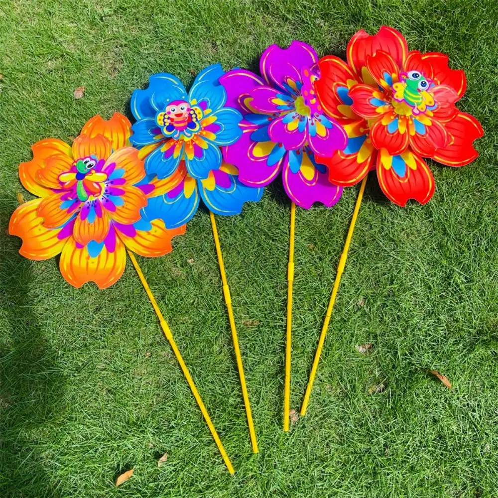 Wielostylowy Wiatraczek w Kształcie Pszczoły z Kreskówki, z Płatkami Kwiatów, z PVC, Średnica 38 cm, Stojący na Trawie, Duży, Dwupoziomowy