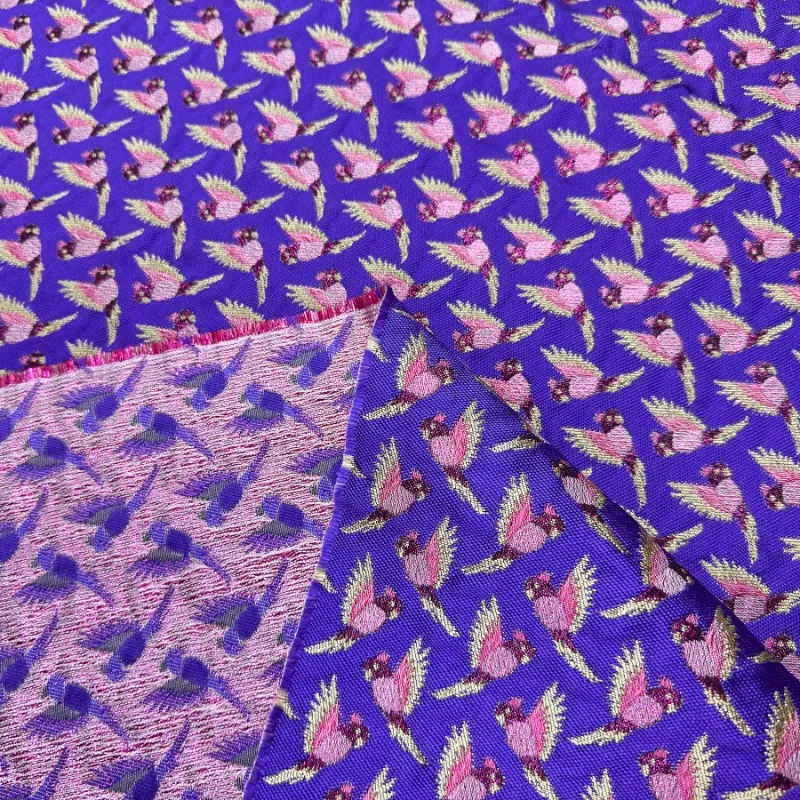 

Фиолетовый попугай, металлическая проволока, жаккардовая ткань, прямая ветровка, костюм, шорты, модельерская косметичка, ткань для шитья своими руками