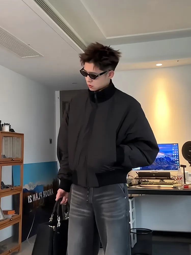 

Мужская куртка-пилот American Vintage High Street: легкая, дизайнерская, в стиле рабочей одежды, свободного кроя, из полиэстера.