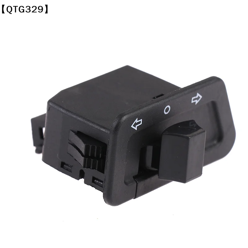 【QTG329】3-pin Turn Signal Switch Button for Scooter Moped Go-Kart GY6 125 150 152QMI[T]【WQ】