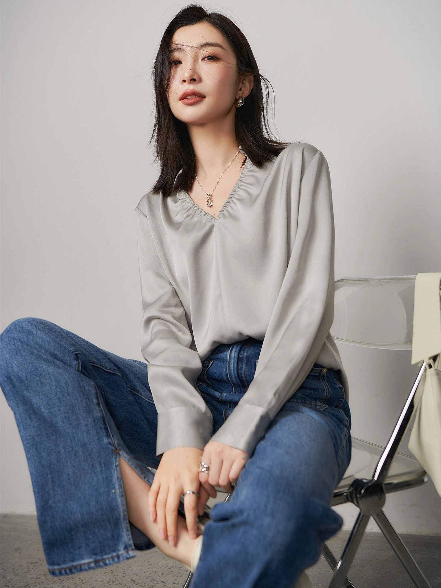 Camisa plisada de manga larga con cuello en V para primavera y otoño, camisa de satén con ácido acético, temperamento elegante, blusa de talla grande, moda coreana