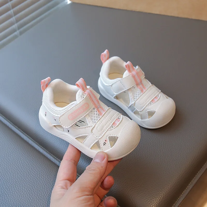 الصيف الأولى مشوا موضة جديدة بسيطة طفلة حذاء المضادة للانزلاق لينة سوليد حذاء كاجوال العصرية جوفاء خارج شقة بيبي بوي الأحذية